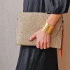 Bolso sobre de rafia dorado y negro