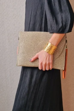 Bolso sobre de rafia dorado y negro