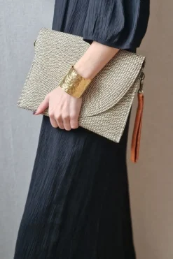 Bolso sobre de rafia dorado y negro