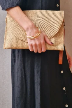 Bolso sobre de rafia dorado
