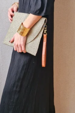 Bolso sobre de rafia dorado y negro