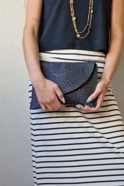 Bolso sobre tipo rafia negro