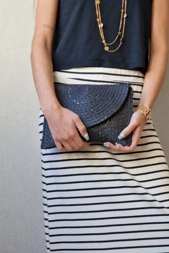 Bolso sobre tipo rafia negro