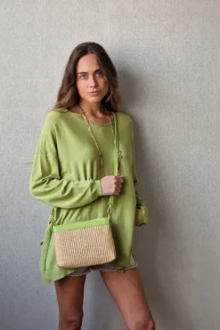 Bolso tipo rafia color natural y cinta cuero verde pistacho
