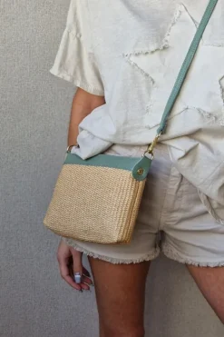 Bolso tipo rafia color natural y cinta cuero verde