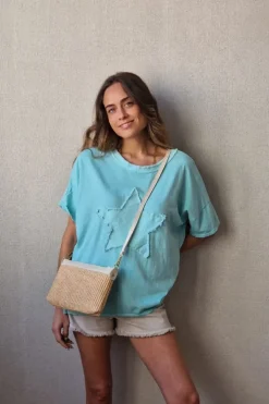 Bolso tipo rafia color natural y cinta cuero beige