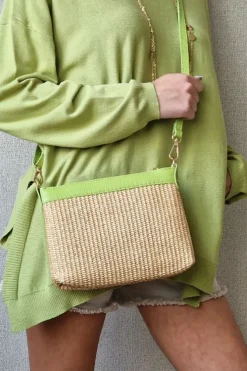 Bolso tipo rafia color natural y cinta cuero verde pistacho