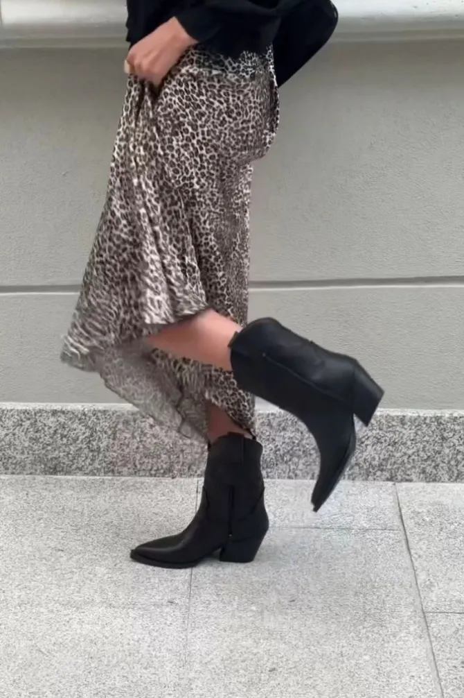 Botines negros tacón cowboy bordados