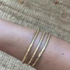 Brazalete dorado de acero de tres