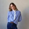 Camisa azul de rayas blancas con puntilla