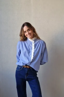 Camisa azul de rayas blancas con puntilla