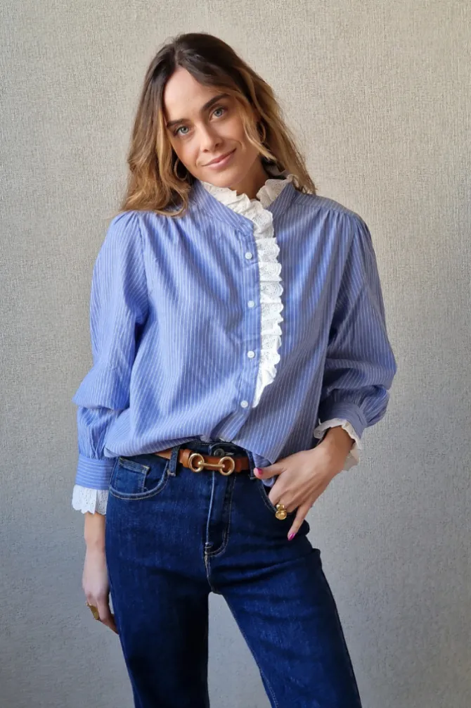 Camisa azul de rayas blancas con puntilla