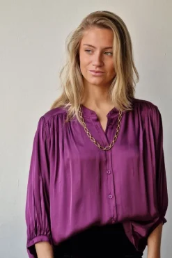 Camisa berenjena de raso