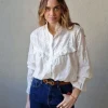 Camisa blanca con bodoques y puntilla