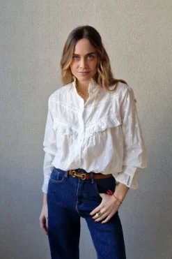 Camisa blanca con bodoques y puntilla