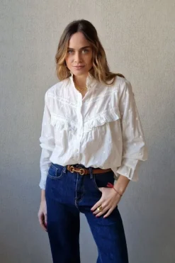 Camisa blanca con bodoques y puntilla
