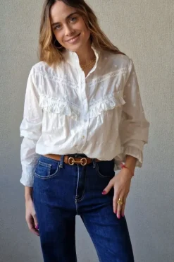Camisa blanca con bodoques y puntilla