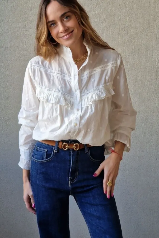 Camisa blanca con bodoques y puntilla