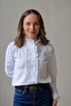Camisa blanca con volante y tira bordada