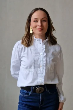 Camisa blanca con volante y tira bordada