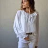 Camisa con dos volantes en el cuello blanco