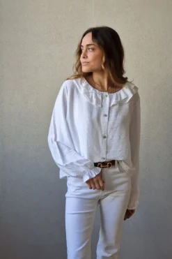 Camisa con dos volantes en el cuello blanco