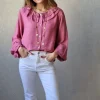 Camisa con dos volantes en el cuello rosa