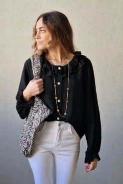 Camisa con dos volantes en el cuello negra