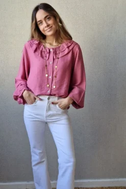 Camisa con dos volantes en el cuello rosa