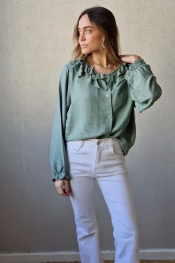 Camisa con dos volantes en el cuello verde
