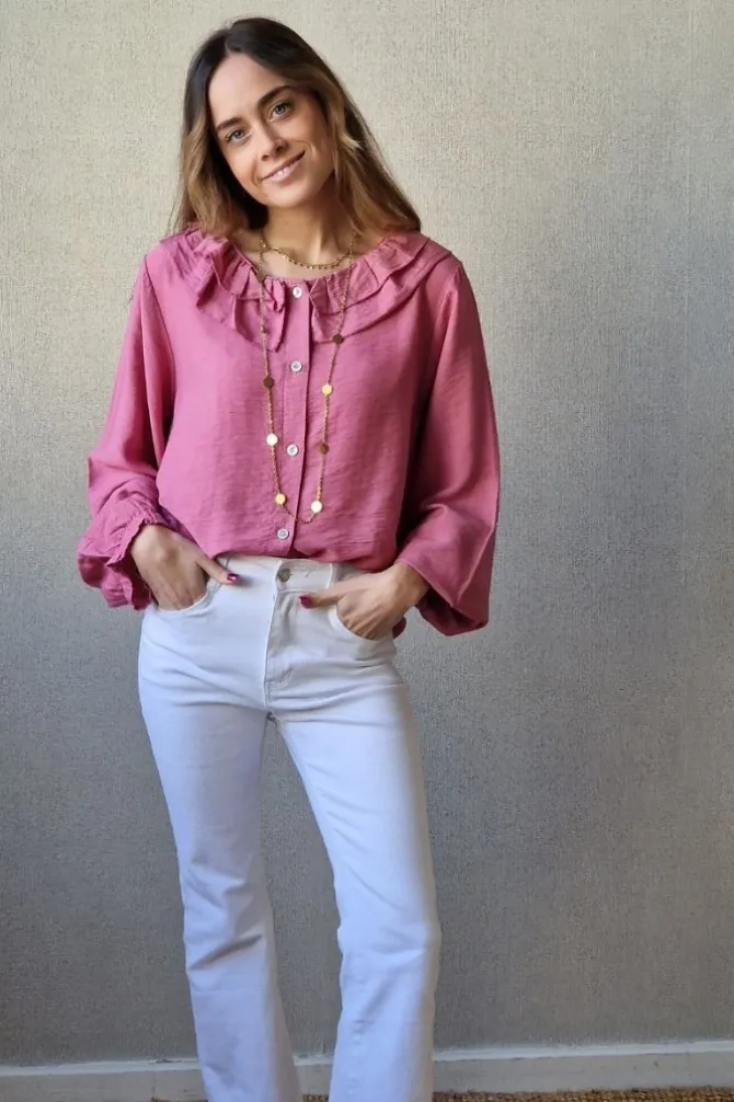 Camisa con dos volantes en el cuello rosa