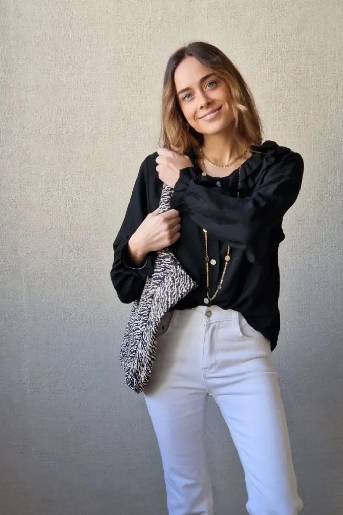 Camisa con dos volantes en el cuello negra