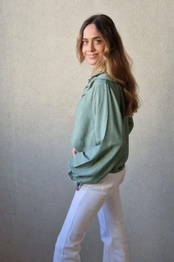 Camisa con dos volantes en el cuello verde