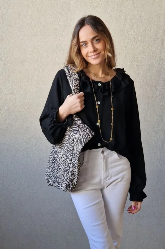 Camisa con dos volantes en el cuello negra