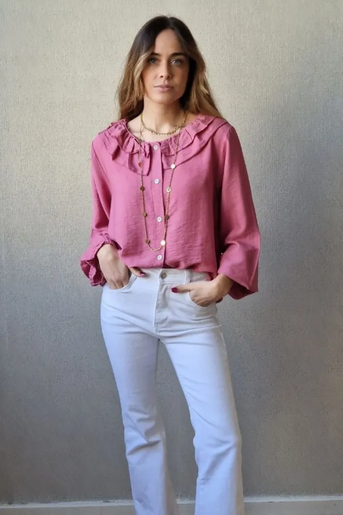 Camisa con dos volantes en el cuello rosa