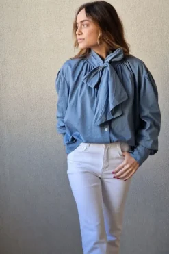 Camisa con lazo azul