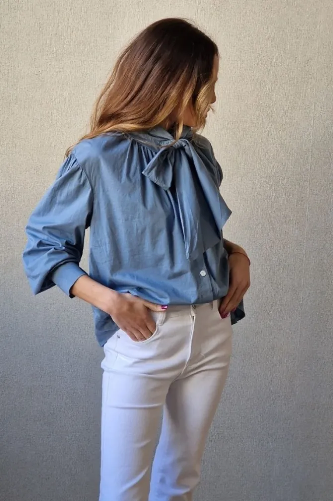 Camisa con lazo azul