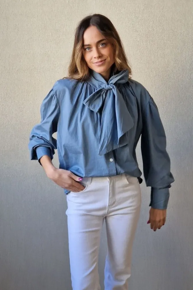 Camisa con lazo azul