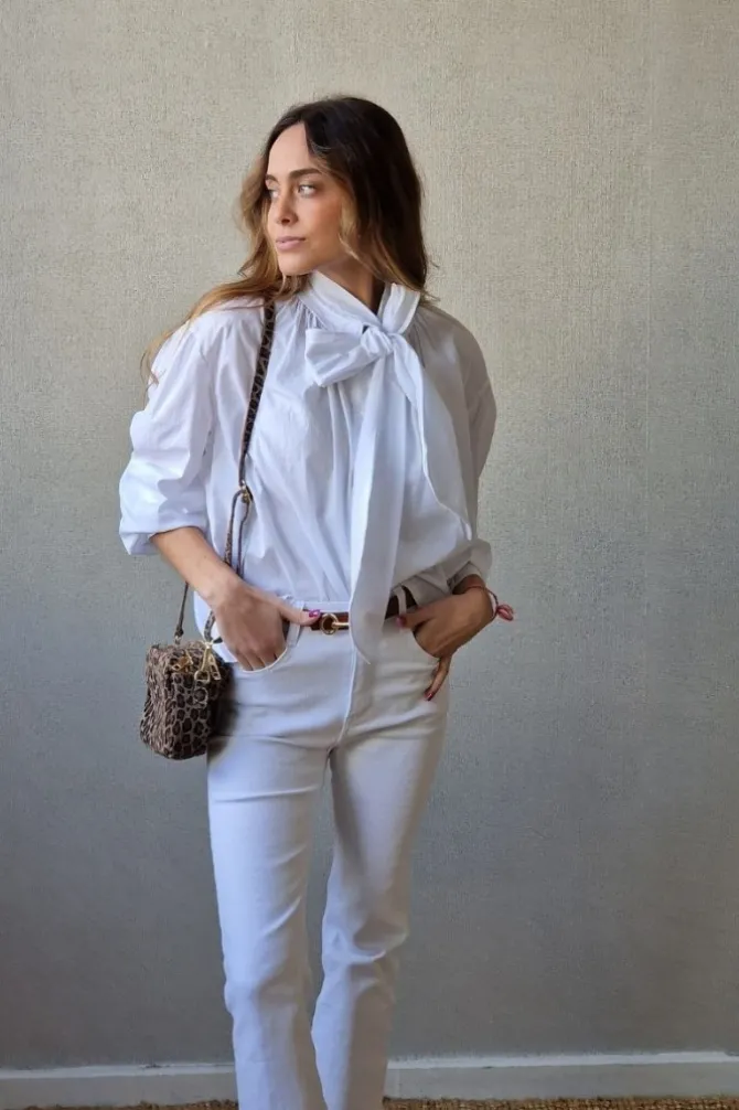 Camisa con lazo blanca