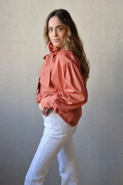 Camisa con lazo caldero