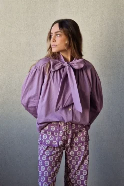 Camisa con lazo lila
