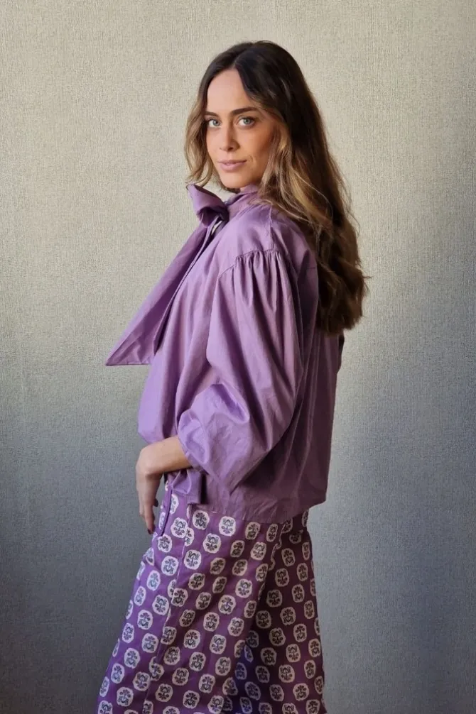 Camisa con lazo lila
