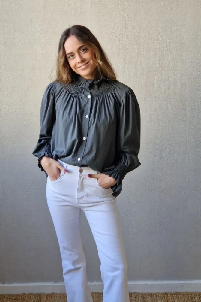 Camisa cuello alto fruncido gris