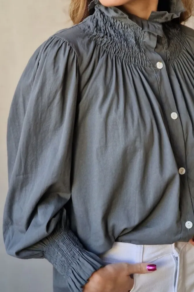 Camisa cuello alto fruncido gris