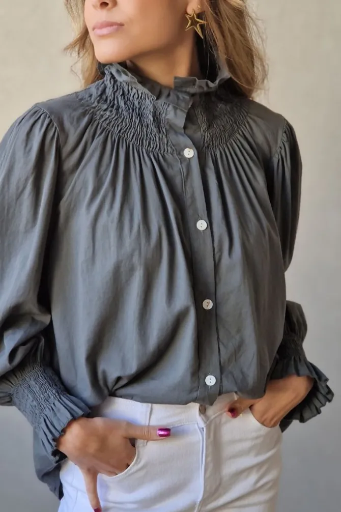 Camisa cuello alto fruncido gris