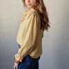 Camisa de cuadros vichy con volante mostaza
