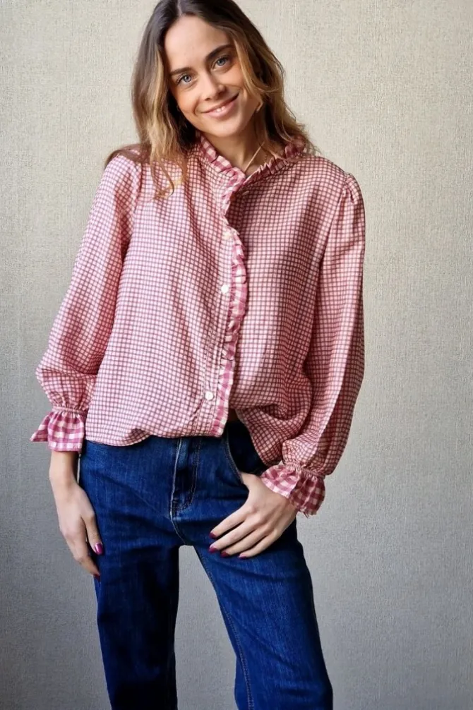 Camisa de cuadros vichy con volante rosa