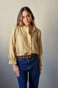 Camisa de cuadros vichy con volante mostaza