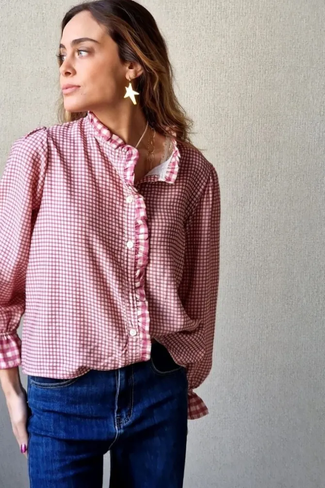 Camisa de cuadros vichy con volante rosa