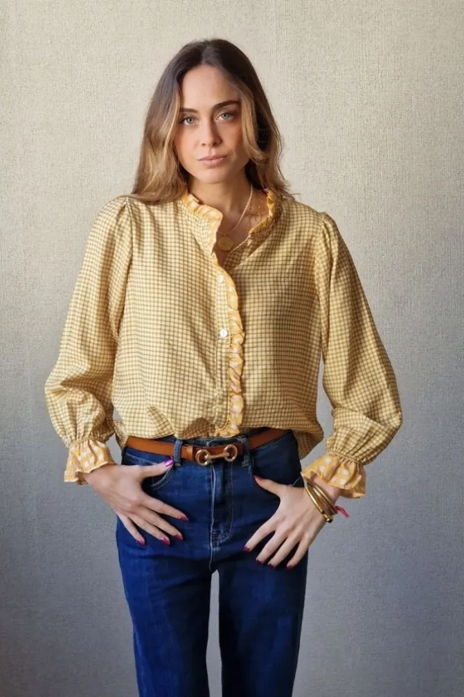 Camisa de cuadros vichy con volante mostaza